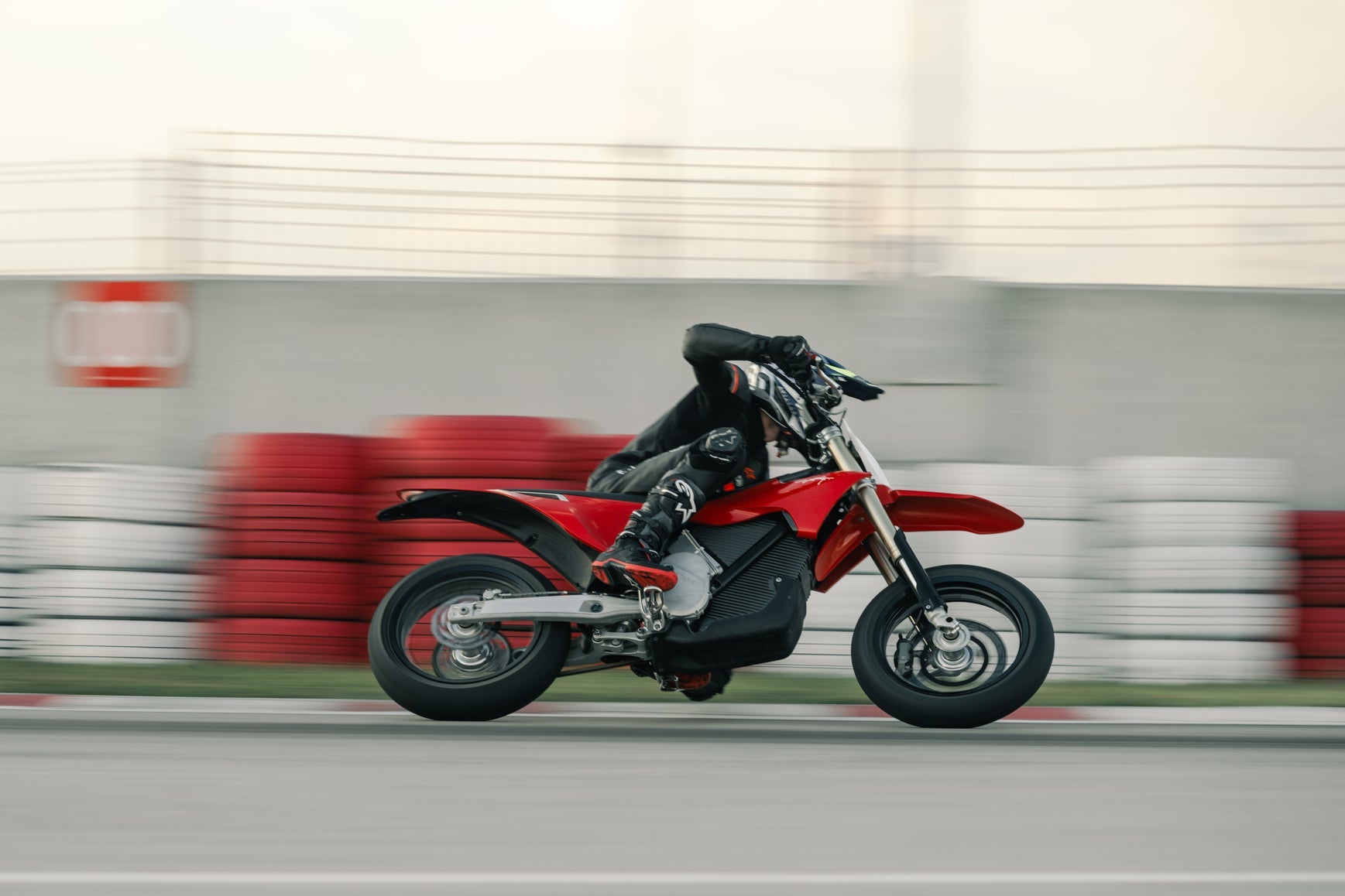 STARK VARG SM - L3e Captron Performance